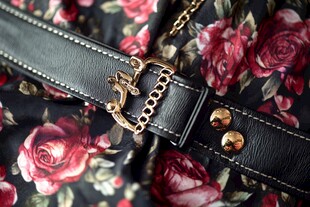 时尚皮带搭配花卉印花布