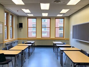 明亮整洁的教室室内场景