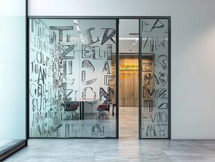 玻璃门的字母艺术设计