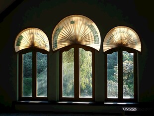 三扇窗映户外自然美景