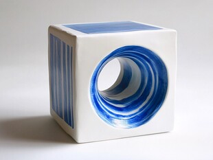 蓝白条纹陶瓷立方体摆件