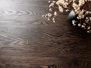 深色木纹地板与干花装饰