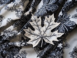 黑白花卉布料上的枫叶