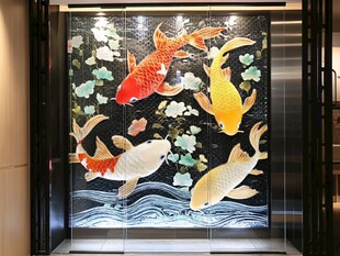 锦鲤图饰于门 吉祥又美观