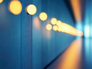 走廊灯光梦幻延伸景象