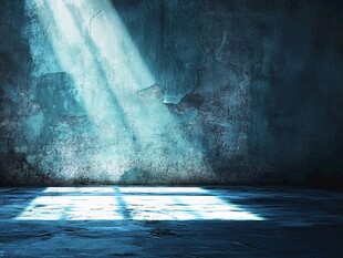 破旧墙面的光束光影