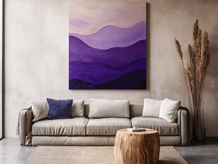 紫色山峦挂画的温馨客厅