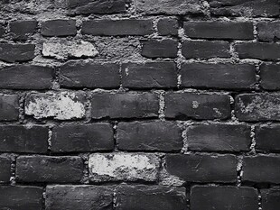 老旧斑驳的黑色砖墙