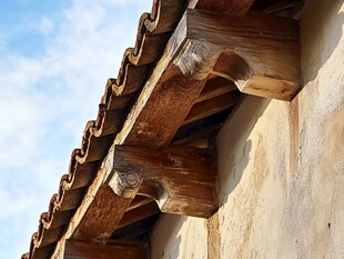 古建屋檐木雕细节特写