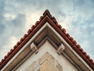 红瓦屋顶的建筑一角