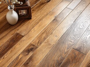 复古实木地板与雅致摆件