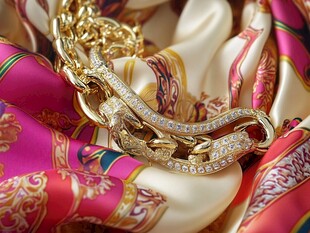 奢华金链配精美印花丝巾