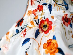 精美花卉刺绣白色织物