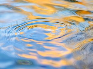 水面涟漪的绚丽光影