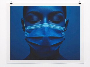蓝色调下戴口罩的人物肖像