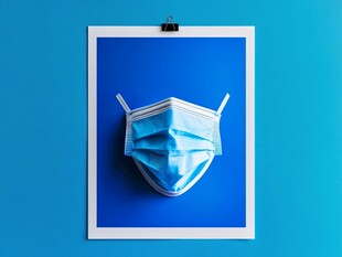 蓝色背景上的医用防护口罩