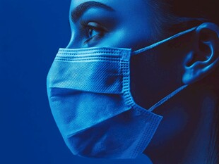 戴口罩的女性侧颜特写