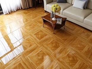 客厅中光亮的拼花木地板