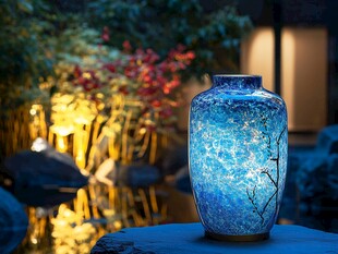 蓝色透光花瓶置于庭院中