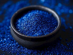 蓝色闪光颗粒装于黑碗中