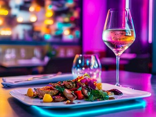 餐厅中的精致美食与美酒