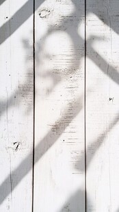 白色木板上的光影纹理