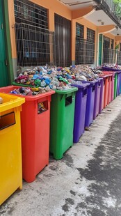 多彩垃圾桶整齐堆放待使用