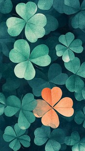 独色四叶草于绿丛中绽放