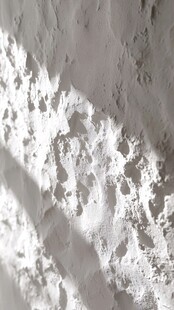 斑驳白墙光影纹理特写