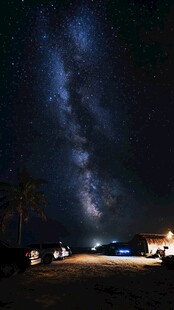 海滩星空下的静谧露营场景