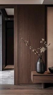 木质玄关处的雅致花瓶摆件