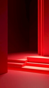 红色光影下的阶梯空间