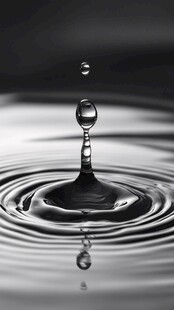 水滴落入水面的美妙瞬间