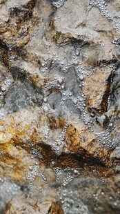 岩石上的水珠纹理特写