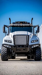 霸气重型卡车正面特写