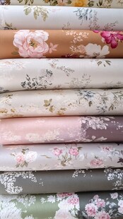 多彩花卉图案布料堆叠