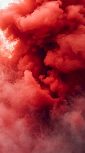红色烟雾弥漫的梦幻景象