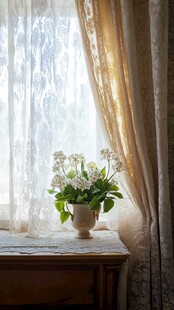 窗边花瓶中的清新白花