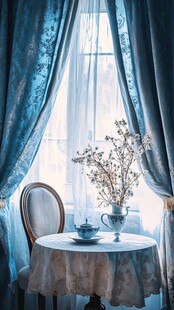 窗边优雅桌椅花瓶景致