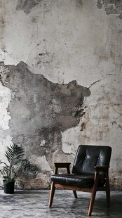 复古破墙前的皮质休闲椅