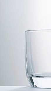简约透明玻璃杯静物特写