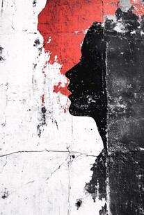 斑驳墙面上的人物剪影