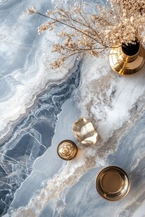 蓝白大理石上的金色摆件