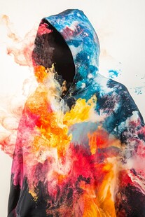 彩色烟雾中的连帽衣形象