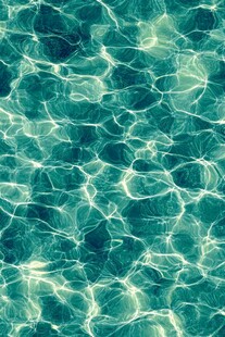 波光粼粼的清澈水面