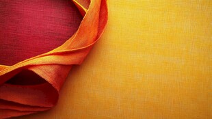 橙红绸带于黄色背景上