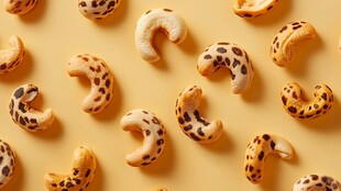 豹纹腰果摆放在暖黄色背景上