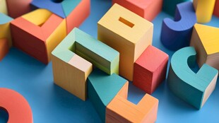 多彩积木拼搭 创意无限