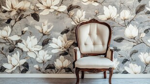 复古花墙前的优雅单人椅