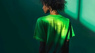 背影中的绿衣时尚瞬间